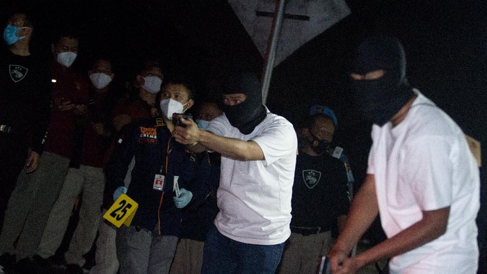 Anggota tim penyidik Bareskrim Polri memperagakan adegan saat rekonstruksi kasus penembakan enam anggota laskar Front Pembela Islam (FPI) di Karawang, Jawa Barat, Senin (14/12/2020) dini hari. Rekonstruksi tersebut memperagakan 58 adegan kasus penembakan enam anggota laskar FPI di tol Jakarta - Cikampek KM 50 pada Senin (7/12/2020) di empat titik kejadian perkara. ANTARA FOTO/M Ibnu Chazar/aww.