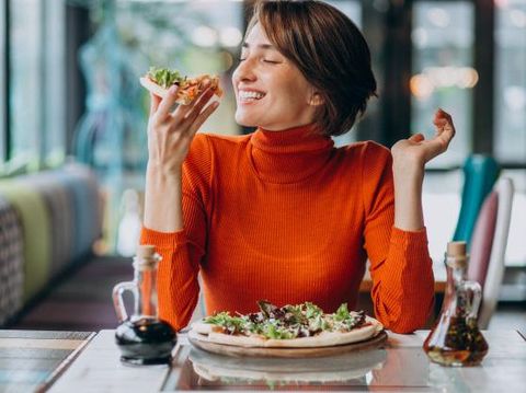 Makan enak di restoran sih sah-sah saja. Tapi kalau kamu setiap hari melakukannya, kebiasaan ini juga bisa bikin uang sakumu cepat habis.