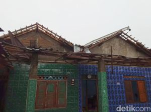 Angin Kencang dan Hujan Deras di Klaten Merusak 43 Rumah Angin Kencang dan Hujan Deras di Klaten Merusak 43 Rumah