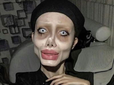 10 Foto Sahar Tabar Bergaya Zombie Angelina Jolie