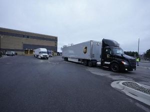 Warga Amerika Turun ke Jalan, Beri Tepuk Tangan Truk Pembawa Vaksin Corona