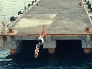 Geger Ulah Turis Rusia Ceburkan Diri Bareng Motor ke Laut Pulau Dewata Geger Ulah Turis Rusia Ceburkan Diri Bareng Motor ke Laut Pulau Dewata
