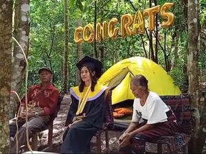 Kisah Mahasiswi NTT yang Viral Wisuda di Tengah Hutan Demi Bisa Dapat Sinyal