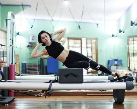 Penyanyi jazz Andien Aisyah juga merupakan selebriti yang dikenal gemar melakukan olahraga. Mulai dari muay Thai, pilattes hingga pole dance, hobinya melakukan berbagai aktifitas fisik ini berhasil membuatnya mendapatkan body goals dengan perut sixpack yang bikin banyak wanita iri. Pelantun  lagu Belahan Jantungku ini juga sempat menyita perhatian publik dengan perubahan fisiknya yang langsung kembali langsing usai melahirkan anak kedua. (Foto: instagram.com/andienaisyah)