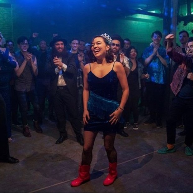 Kamu bisa adakan pesta dansa di rumah bersama pasangan dan jangan lupa untuk berdandan.