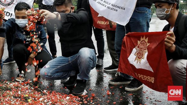 Belasan peserta Organisasi Kemasyarakatan Pemuda (OKP) melakukan aksi belasungkawa dan tabur bunga di taman pandang, Jalan Silang Monas Barat, Jakarta pusat. Selasa (15/12/2020). Dalam aksinya mereka menuntut presiden mengucapkan belasungkawa atas tewasnya 6 warga negara dalam peristiwa penembakan di Tol Jakarta-Cikampek dan membuat Tim Gabungan Pencari Fakta (TPGF) yang independen, terdiri dari unsur Komnas Ham, Komisi III DPR RI, Ormas Lintas Agama, praktisi dan pakar hukum. CNN Indonesia/Andry Novelino