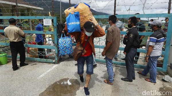 Aktivitas TKI Saat Memasuki PLBN Aruk di Masa Pandemi