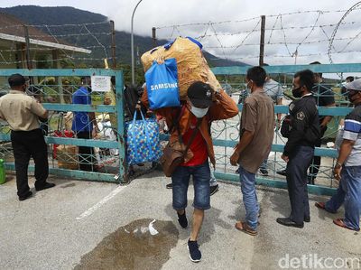 Aktivitas TKI Saat Memasuki PLBN Aruk di Masa Pandemi