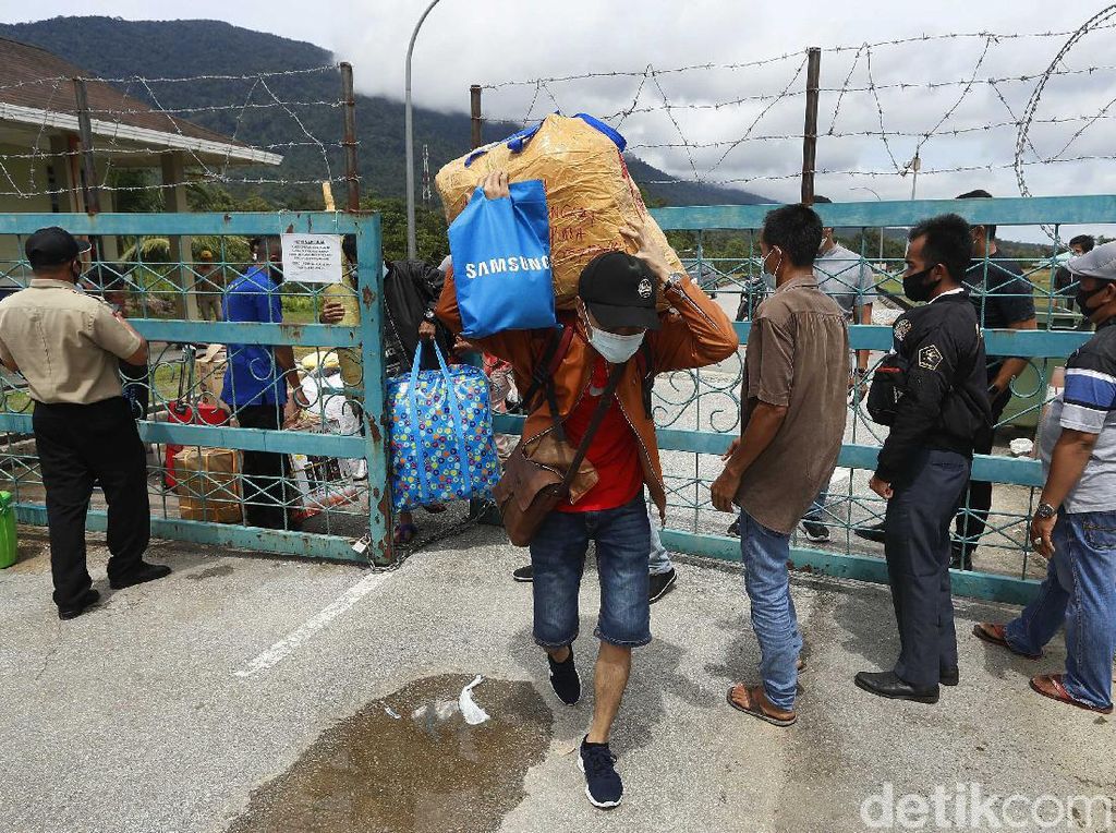 Aktivitas TKI Saat Memasuki PLBN Aruk di Masa Pandemi Aktivitas TKI Saat Memasuki PLBN Aruk di Masa Pandemi
