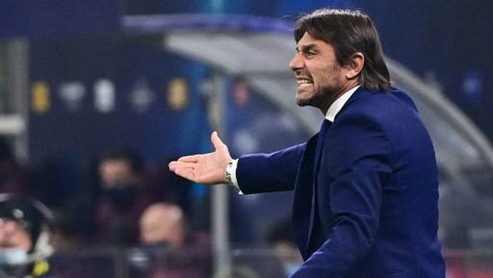 Inter Milans Italian coach Antonio Conte reacts during the UEFA Champions League Group B football match Inter Milan vs Real Madrid on November 25, 2020 at the Giuseppe-Meazza (San Siro) stadium in Milan. (Photo by MIGUEL MEDINA / AFP)