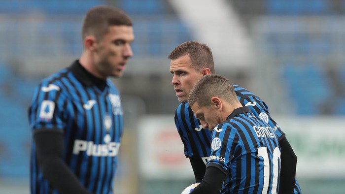 BERGAMO, ITALY - OCTOBER 24: Alejandro Gomez and Josip Ilicic of Atalanta BC look dejected during the Serie A match between Atalanta BC and UC Sampdoria at Gewiss Stadium on October 24, 2020 in Bergamo, Italy. (Photo by Emilio Andreoli/Getty Images)