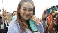 Senyum Bahagia Ayu Ting Ting Kala Diterpai Angin