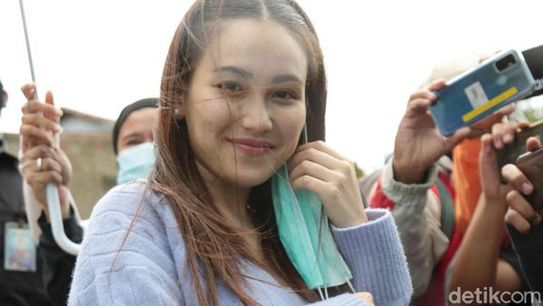 Senyum Bahagia Ayu Ting Ting Kala Diterpai Angin