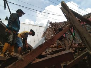 Bangunan SDN 2 Babakan Loa Garut Ambruk Diterjang Hujan
