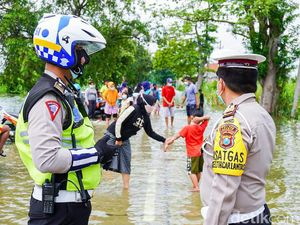 Banjir di Gresik Meluas, Pengalihan Lalu Lintas Masih Dilakukan Banjir di Gresik Meluas, Pengalihan Lalu Lintas Masih Dilakukan