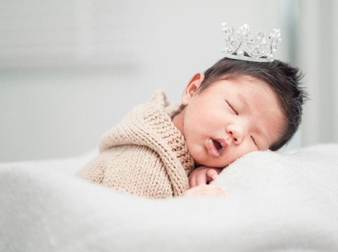 bayi laki-laki Cute baby boy with beautiful blue eyes on the white background