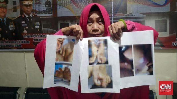 Ibu kandung MRA, Achnet K. Muksin saat membuat aduan soal kecurigaan adanya tindak kekerasan yang mengakibatkan kematian MRA ke Sentral Pelayanan Kepolisian Terpadu (SPKT) Polda Malut.
