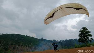 Potret Wisata Baru di Ciamis, Paralayang Bukit Pangangonan