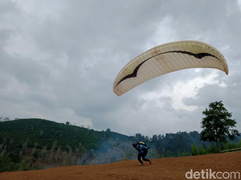 Potret Wisata Baru di Ciamis, Paralayang Bukit Pangangonan Potret Wisata Baru di Ciamis, Paralayang Bukit Pangangonan