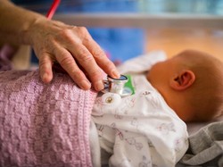 Mirip Flu Biasa, Kenali Gejala Omicron Pada Bayi!