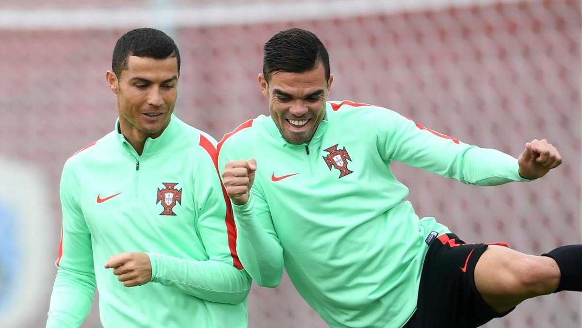 Cristiano Ronaldo dan Pepe saling menjadi lawan di Liga Champions. (Foto: Getty Images/Laurence Griffiths)