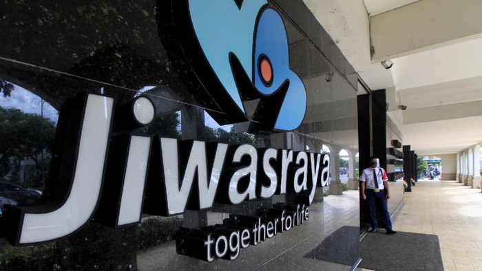 Puluhan karangan bunga berisi bantuan kepada Program Restrukturisasi Polis membanjiri Kantor Pusat PT Asuransi Jiwasraya (Persero), Jakarta Selasa (15/12/2020).