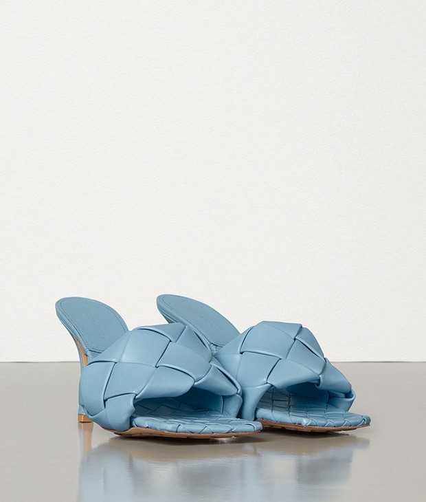 Mules dengan design yang unik.