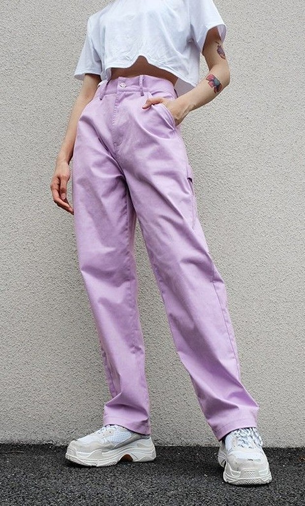 Celana berwarna lilac yang menjadi tren di 2020.