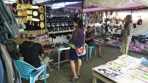 Geliat Perdagangan di Pasar Berlambar Perbatasan Aruk