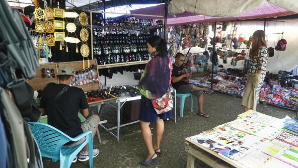 Geliat Perdagangan di Pasar Berlambar Perbatasan Aruk