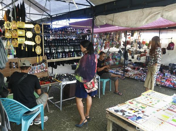 Geliat Perdagangan di Pasar Berlambar Perbatasan Aruk
