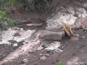 Susuri Curah Kobokan, Tim SAR Temukan Bangkai Ekskavator Terseret Lahar Hujan Susuri Curah Kobokan, Tim SAR Temukan Bangkai Ekskavator Terseret Lahar Hujan