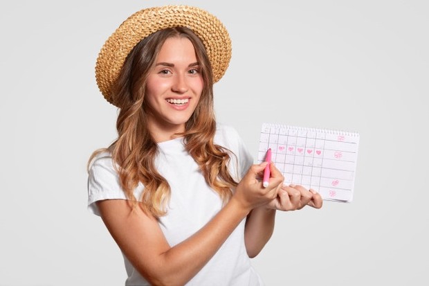 Haid Tidak Teratur/ Sumber: Freepik.com Penambahan atau pengurangan berat badan dalam jumlah yang signifikan, diet, perubahan rutinitas olahraga, kondisi perjalanan, penyakit, atau gangguan lain dalam rutinitas harian wanita dapat berdampak pada siklus menstruasinya.