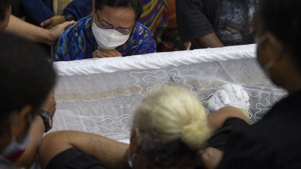 The wife of the Deputy Chief of Staff of the Indonesian Army (Wakasad), Lieutenant General TNI Herman Asaribab, Mudi Herman Asarirab (left) prays near her husband's body at Gatot Soebroto Army Hospital, Jakarta, on Monday (14 / 12/2020).  Former Pangdam XVII / Cenderawasih who served as Wakasad since November 18, 2020, died due to illness.  AMONG PHOTOS / Aditya Pradana Putra / rwa.