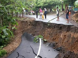 Pergerakan Tanah di Pamarican Ciamis, Jalan Ambles-Rumah Rusak