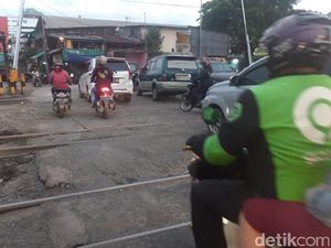 Jalan di Perlintasan KRL Kampung Bandan Jakut Rusak, Warga Mengeluh