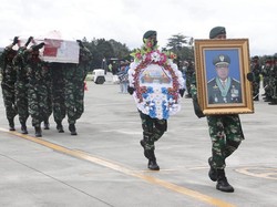 Tiba di Jayapura, Jenazah Wakasad Letjen Herman Disambut Pejabat Papua