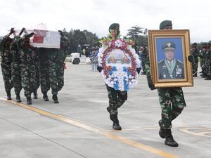 Tiba di Jayapura, Jenazah Wakasad Letjen Herman Disambut Pejabat Papua Tiba di Jayapura, Jenazah Wakasad Letjen Herman Disambut Pejabat Papua