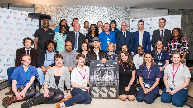 Justin Bieber dan NHS Choir/bbc.com Pada tahun 2015, NHS Choir menjadi rival dan melawan Justin Bieber dengan lagu mereka Bridge Over You dan Bieber dengan lagu