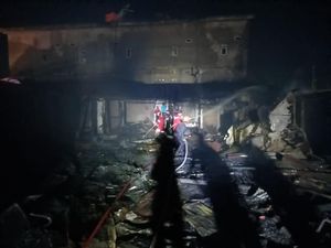 Wisma di Riau Kebakaran, Jasad 6 Tamu Ditemukan Menumpuk di Ujung Lorong Wisma di Riau Kebakaran, Jasad 6 Tamu Ditemukan Menumpuk di Ujung Lorong