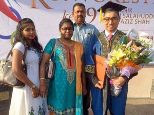 Viral Kisah Haru Keluarga Angkat Gantikan Orangtua Kandung Hadiri Wisuda Viral Kisah Haru Keluarga Angkat Gantikan Orangtua Kandung Hadiri Wisuda