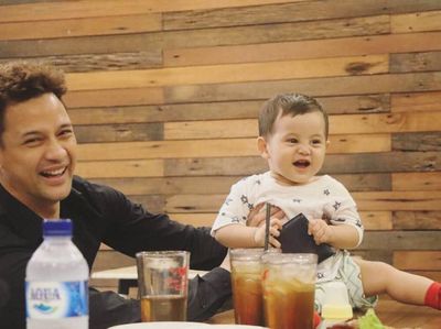 Kedekatan Lucky Perdana dengan Buah Hati saat Makan Bareng