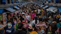 Masih Pandemi, Pasar Natal Manila Dipadati Pembeli