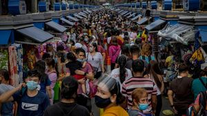Masih Pandemi, Pasar Natal Manila Dipadati Pembeli