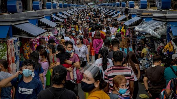 Masih Pandemi, Pasar Natal Manila Dipadati Pembeli