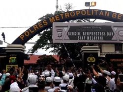 Video Massa FPI Geruduk Polres Bekasi Kota Minta HRS Dibebaskan