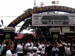 Polres Metro Bekasi Digeruduk Massa FPI, Minta Habib Rizieq Dibebaskan