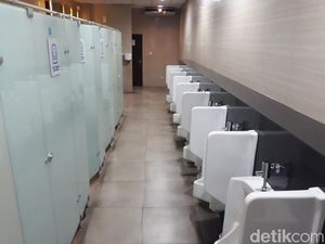 Kenapa Toilet Umum Punya Celah di Bawah? Oalah Ini Toh Alasannya