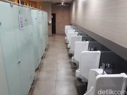 Kenapa Toilet Umum Punya Celah di Bawah? Oalah Ini Toh Alasannya