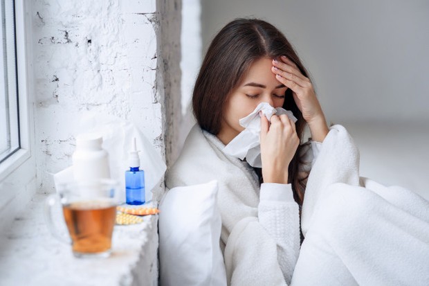 peppermint mengandung asam rosmarinic yang telah terbukti membantu melawan gejala alergi, seperti hidung tersumbat dan meler serta gatal, mata merah.